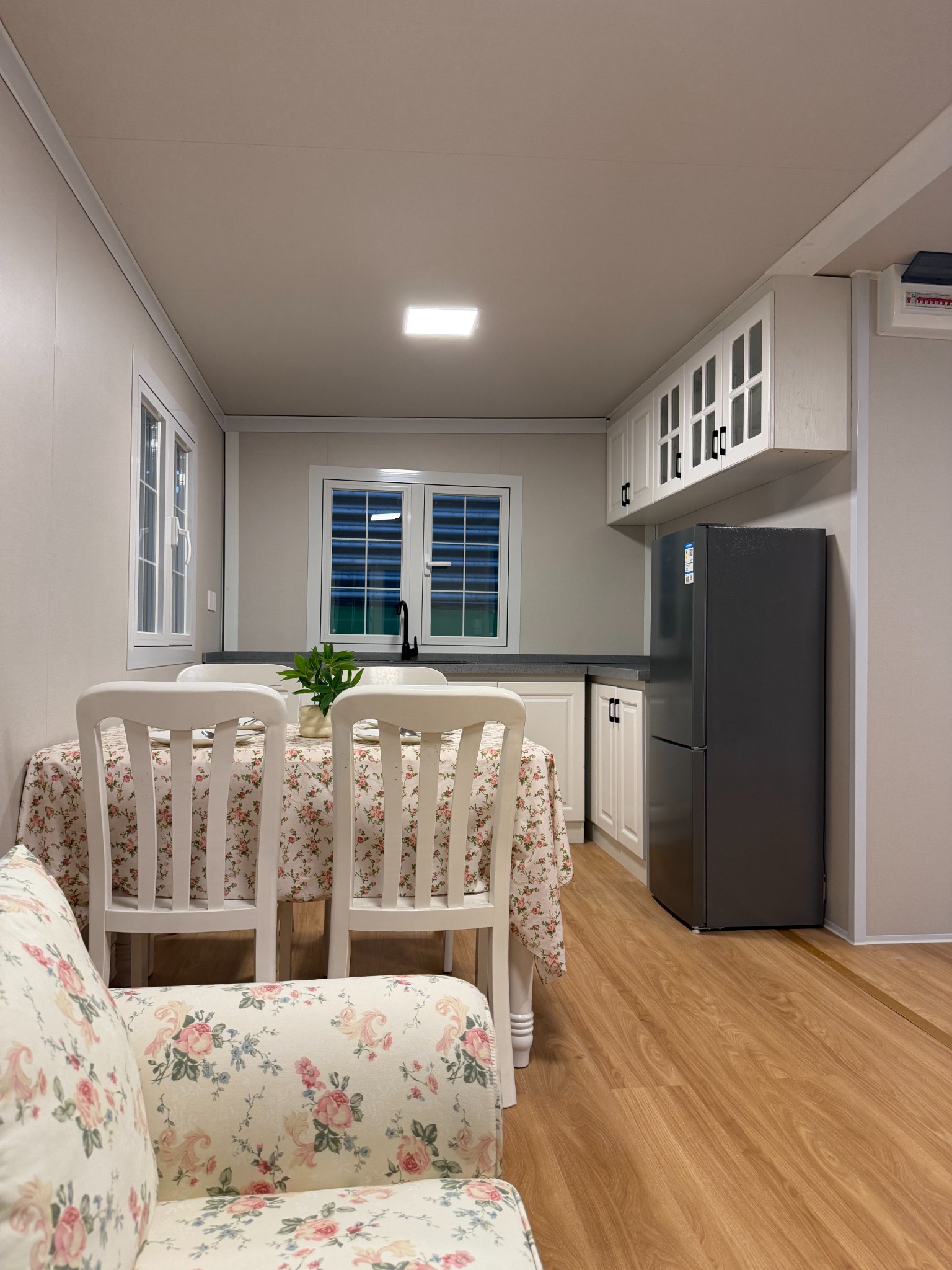 Expandable house kitchen cabinet arrangement reference